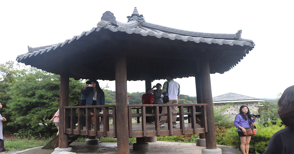 유회당 앞 정자