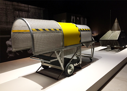 란드 출신의 미국 디자이너 크지슈토프 보디츠코가 디자인한 노숙자용 수레(Homeless Vehicle)