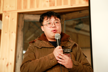 관객들과 베리어프리영화에 대해 이야기하는 문화공장 박길도 대표