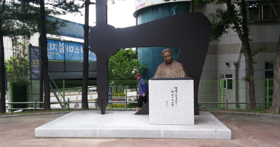 아라리오 갤러리 건너편 공원의 임종국 선생 조형물 Ⓒ정지안