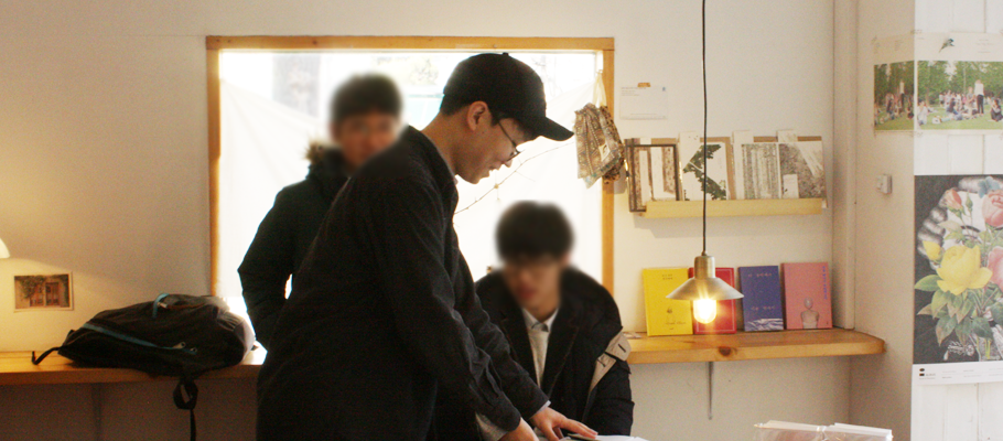 구름책방을 찾은 아이들과 이야기를 나누는 책방지기