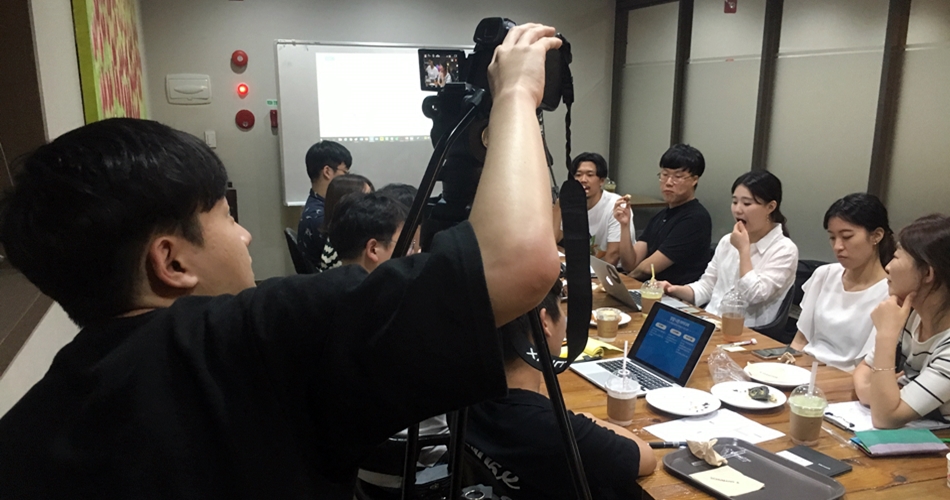 외주 작업 중인 브라더공작소