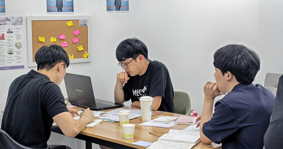 브라더공작소의 회의 현장