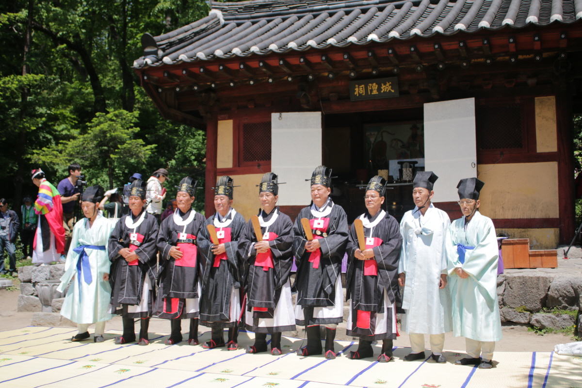 약 2시간 동안 제례식이 이어간다. 