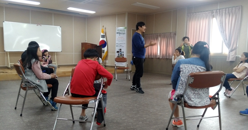프로그램에 대한 의견을 나누는 아이들과 장경섭 작가 ⓒ이경아
