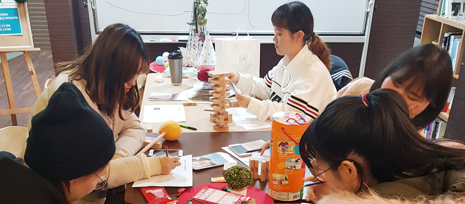 회의중인 「애매모호」  멤버들