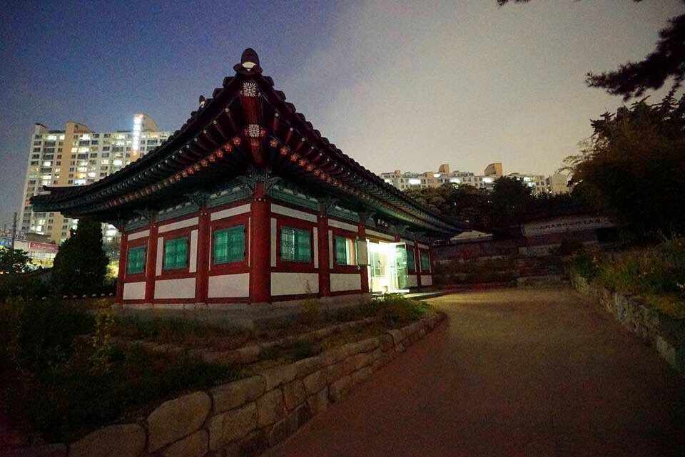 해가 지고 난 뒤의 낭만카페의 모습