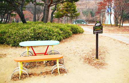 광명 아트센터 야외에 설치된 자전거 벤치