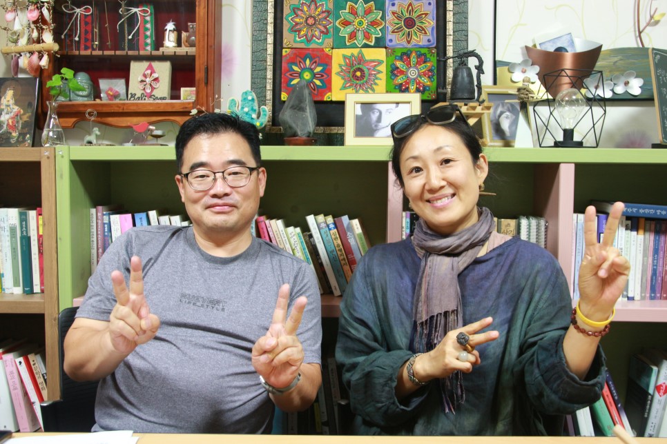 고창수 담당자(좌)와 '인문숲이다'의 윤미순 선생님(우)