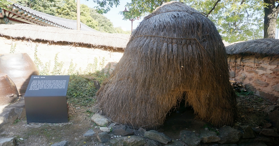 전통 초가집에 뒤꼍에 있는 장독대 ©이재형