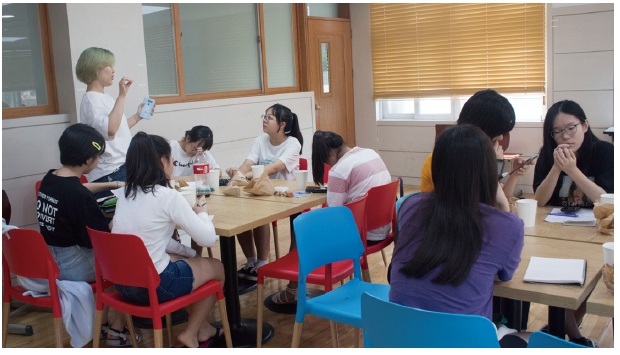 학생들에게 프로젝트에 대해 설명하는 팀원의 모습