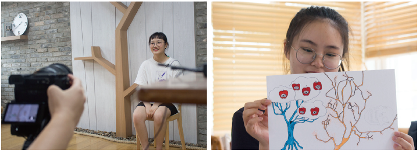 인터뷰하는 학생과 자신의 그림에 대해 설명하는 학생의 모습