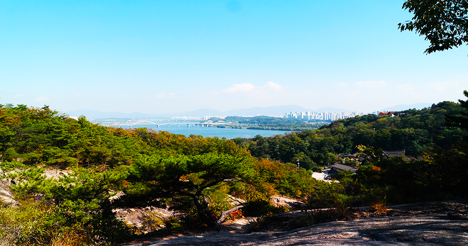 아차산에서 본 고구려대장간마을(우측)