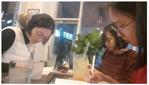 글쓰기를 진행중인 애도학교 팀원들의 모습