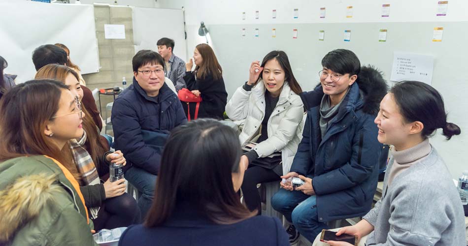 서로의 생각을 나눌 수 있는 간단한 게임을 하는 모습