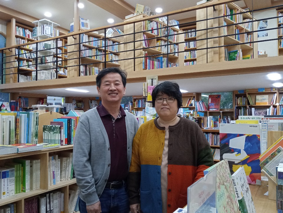 김영수 담당자(왼쪽)와 강정아 담당자(오른쪽)