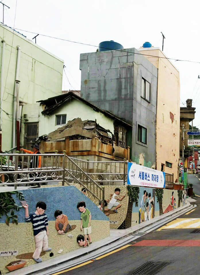 묘지 기단 위에 지은 집