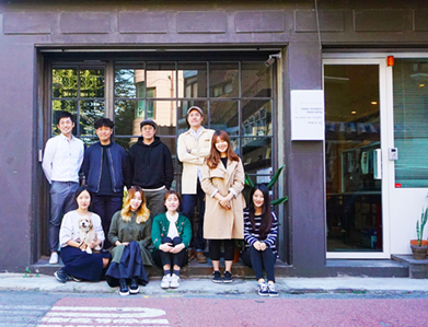 질문서점 인공위성과 이룩의 건축 설계실에서 함께하는 사람들