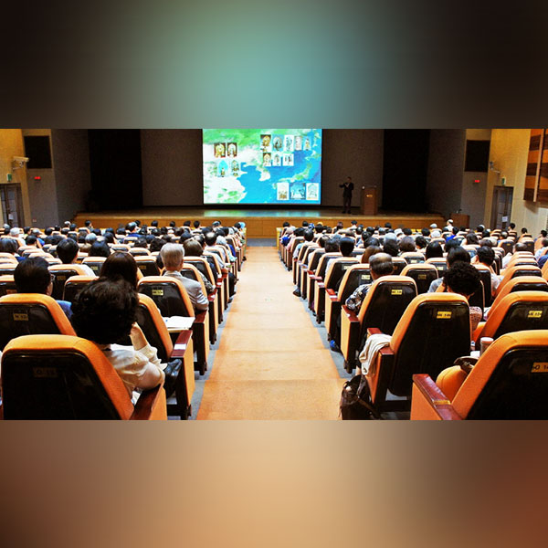 삼국시대의 금동일광삼존불 : 서울, 국립중앙도서관 인문학정원