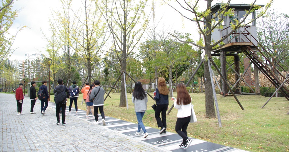 공원 역사관 옆길을 따라 역사의 물결을 거닐 수 있다.