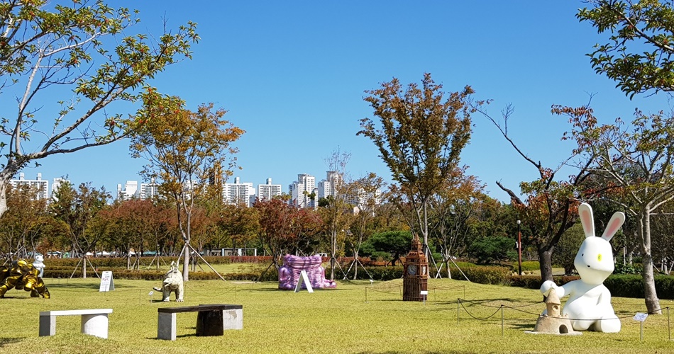 공원 곳곳에서 지역 예술가의 작품을 만나볼 수 있다.