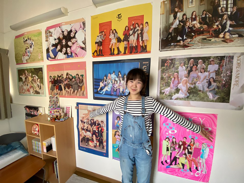 둘째 딸 방 한쪽 벽면에 장식된 트와이스의 포스터들. 그는 트와이스의 정연을 가장 좋아하고 닮고 싶다고 말한다.(이미지 출처 : 박철현)