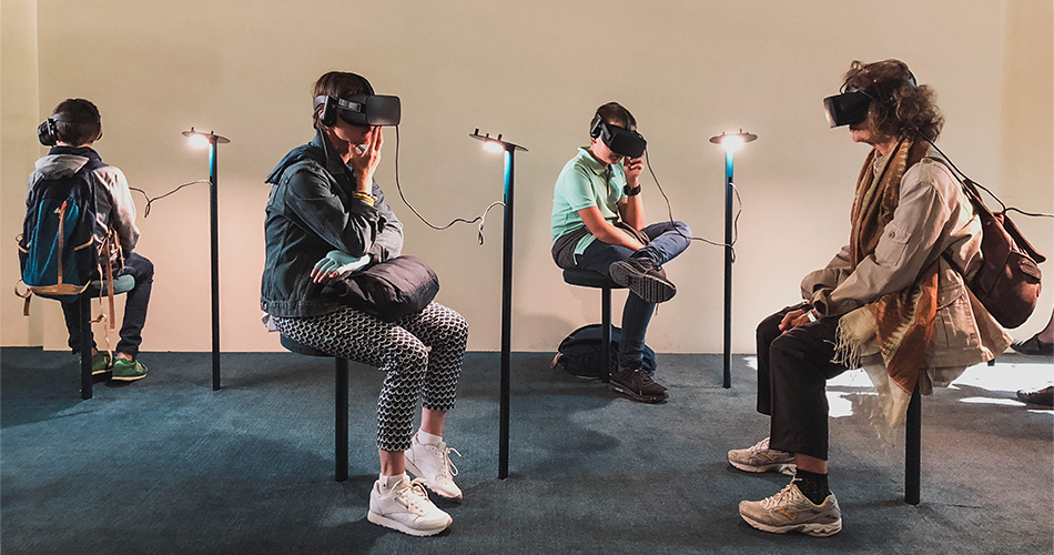 VR 체험중인 사람들