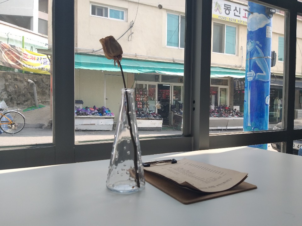 카페 안에서 바라본 바깥 풍경 