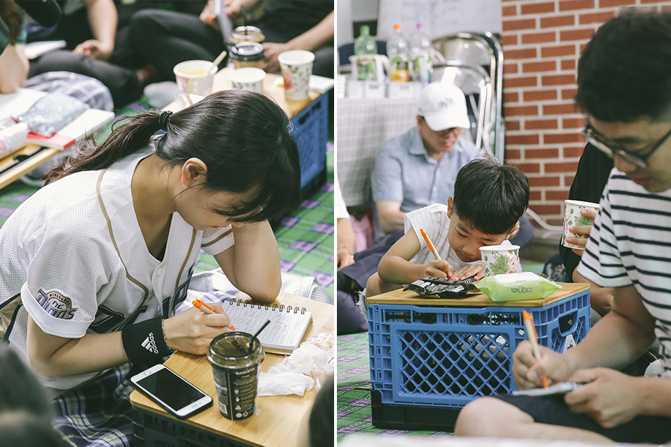 진해역 내부에서 시를 써내려가는 사람들