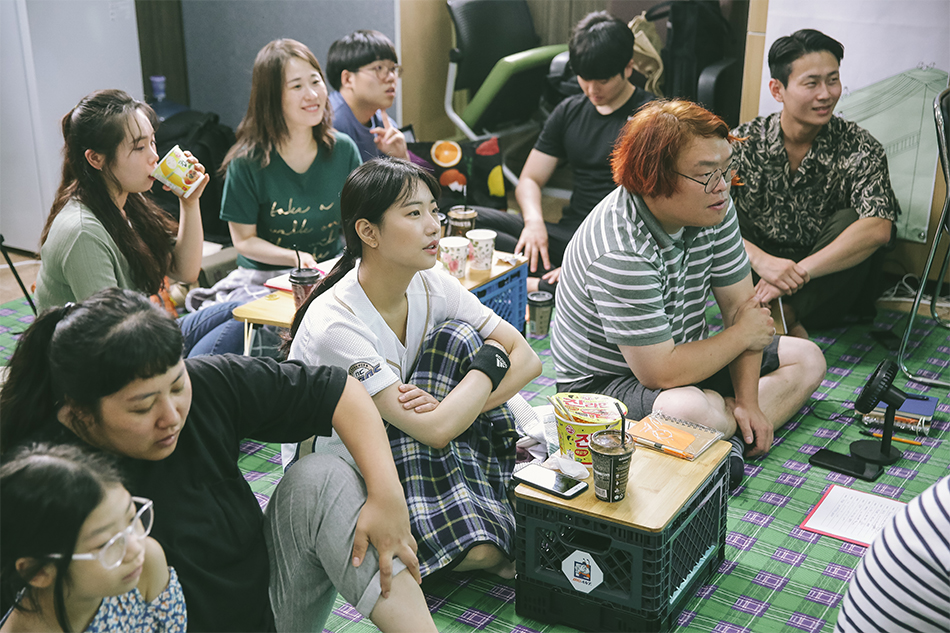 진해역 골목콘서트에서 시 낭송과 음악공연을 즐기는 관객들